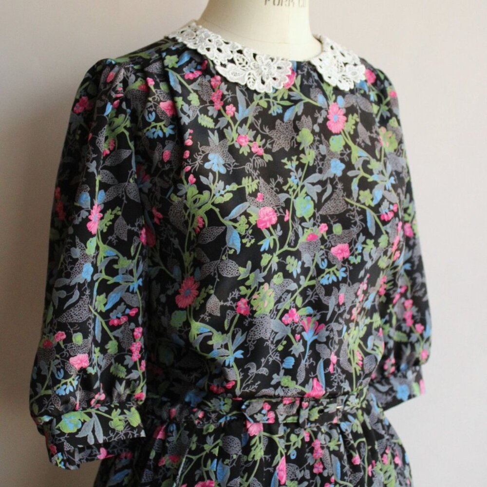 Vintage 1980's Dress with Belt, Breli Originals, Black Floral Print, Lace Collar - Picture 5 of 10